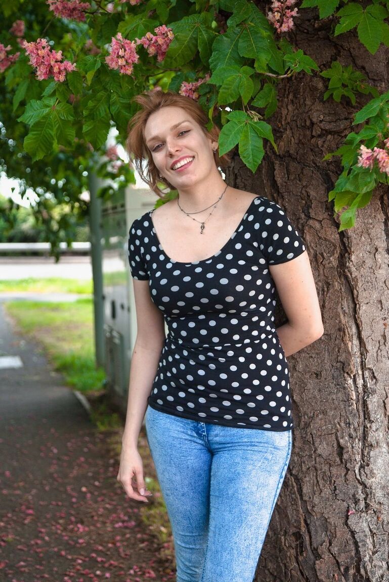 16P Amateur model Ethel puts her full bush on display atop her bed