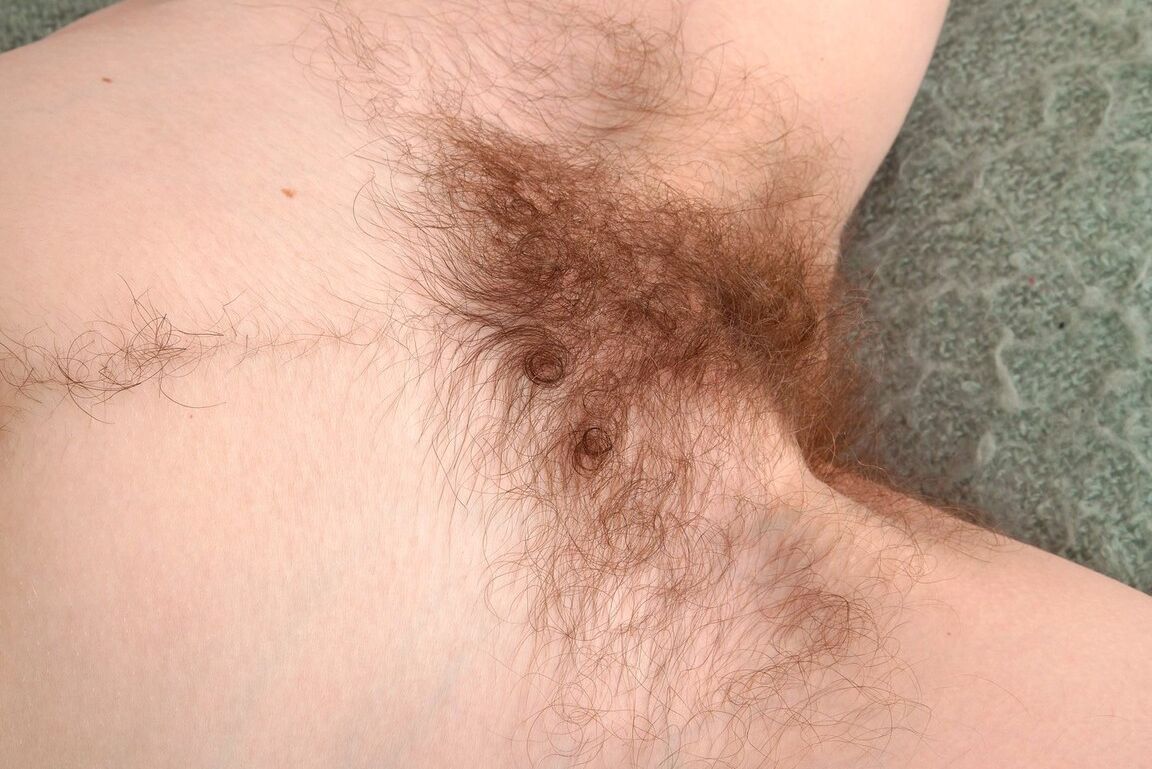 16P アマチュア モデル フランコーが白い綿のパンティーから毛むくじゃらの茂みを解放します