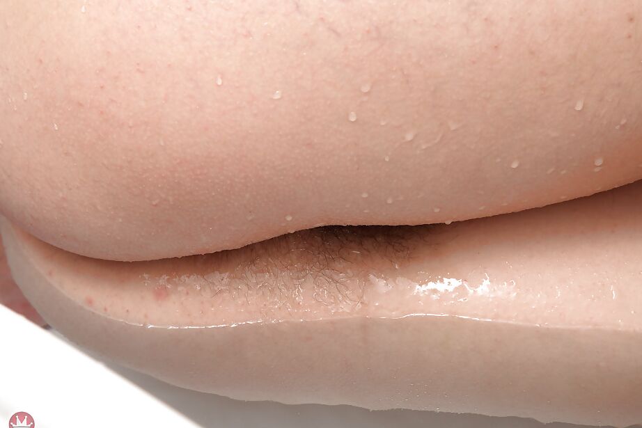 16P La pequeña mujer mayor Khalisa exponiendo sus pequeñas tetas y su vagina peluda