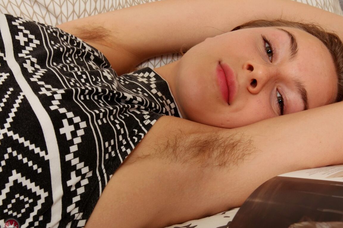 21P Rapariga amadora com mamas pequenas Lissa faz com que o seu regalo peludo brinque numa cama