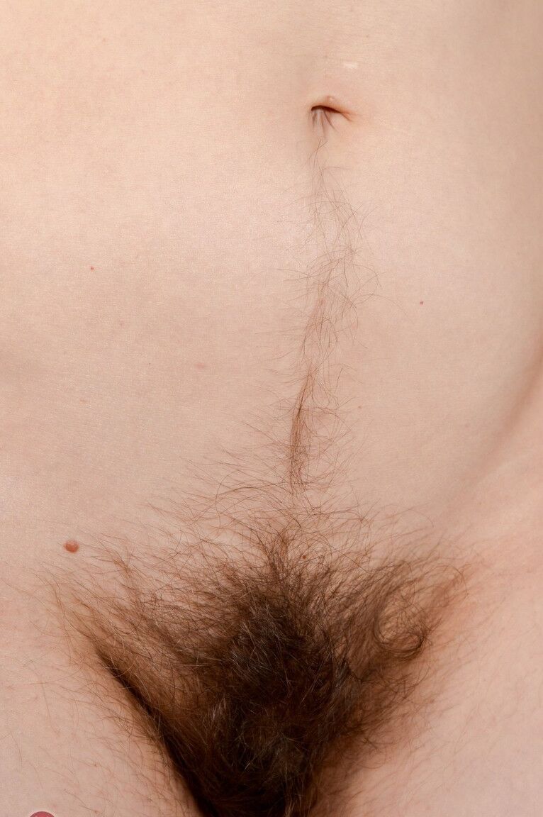 21P Petite madura Natasha Moon exibe sua vagina peluda em uma cadeira dobrável