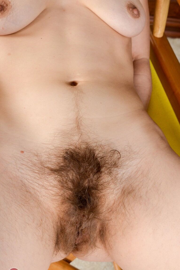 21P Petite madura Natasha Moon exibe sua vagina peluda em uma cadeira dobrável