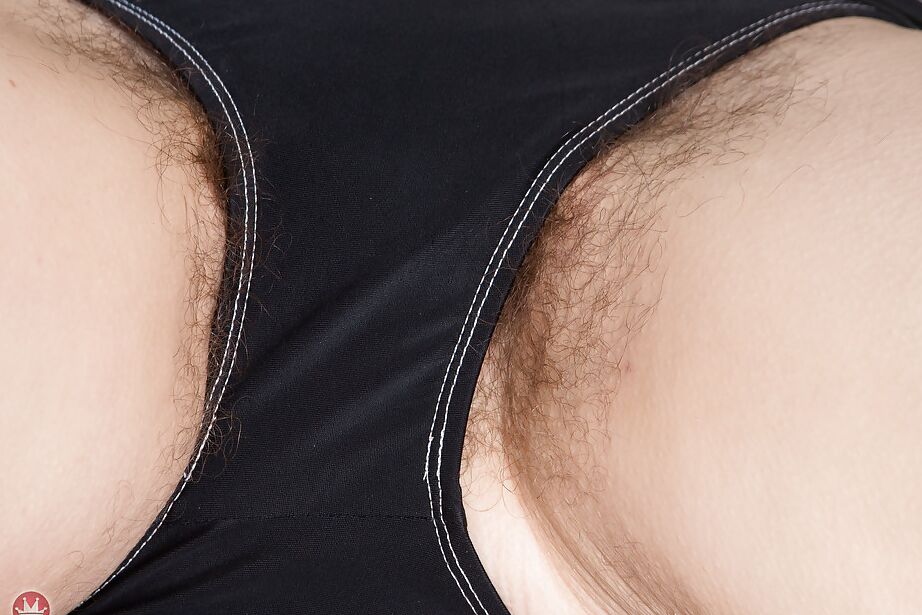 16P Hirsute chick Sonnenschein blitzt draußen mit haarigen Achselhöhlen auf