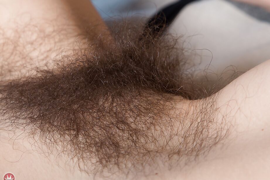 16P Hirsute chick Sonnenschein blitzt draußen mit haarigen Achselhöhlen auf