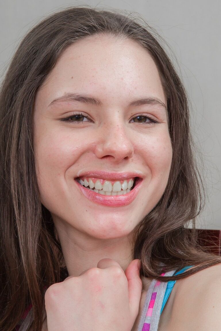 16P Chica solitaria de cara fresca sonríe y procede a revelar su coño natural