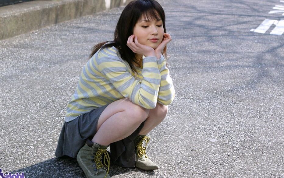 15P Das junge japanische Mädchen Ami entblößt ihren nackten Körper, während sie sich umzieht
