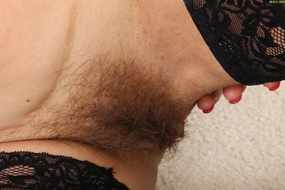 16P Meia adornada dama madura Sabina Wexler espalhando vagina peluda