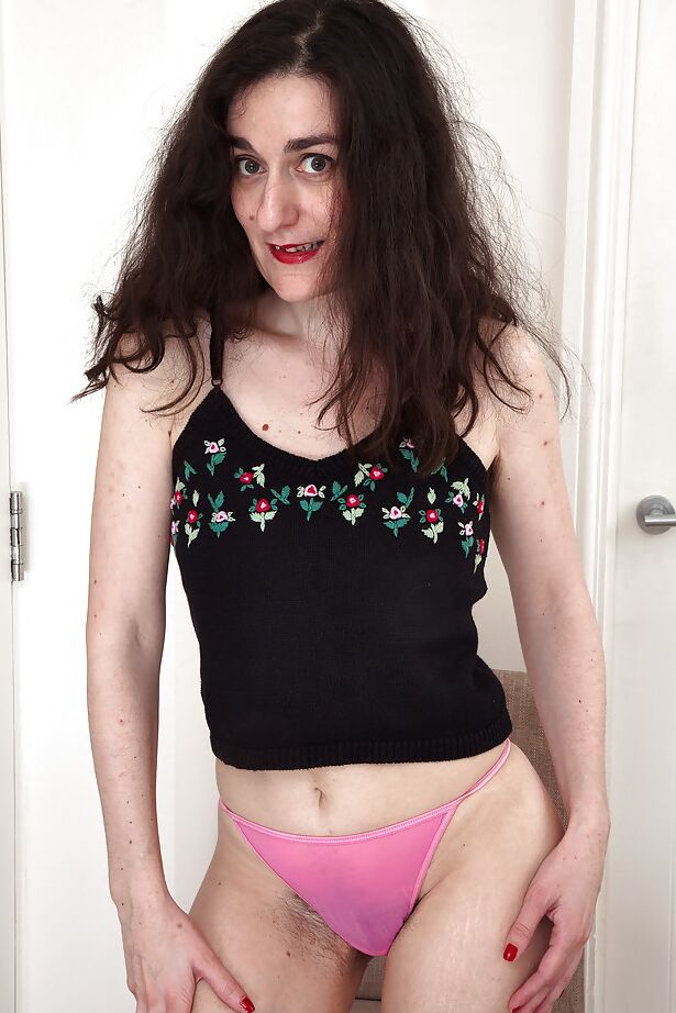 16P La fea madura Rose Valentina se quita cada prenda