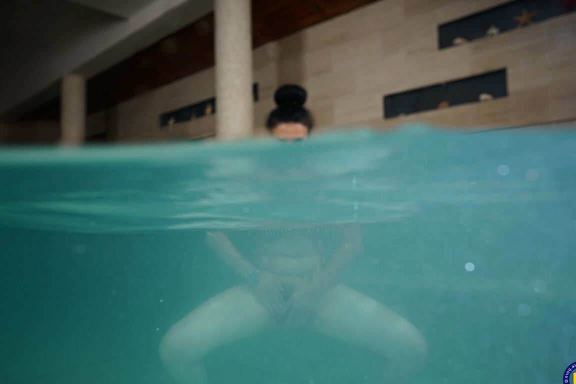 21P Karis madura com tesão e a adolescente gostosa Sofia Siena exibem suas curvas à beira da piscina
