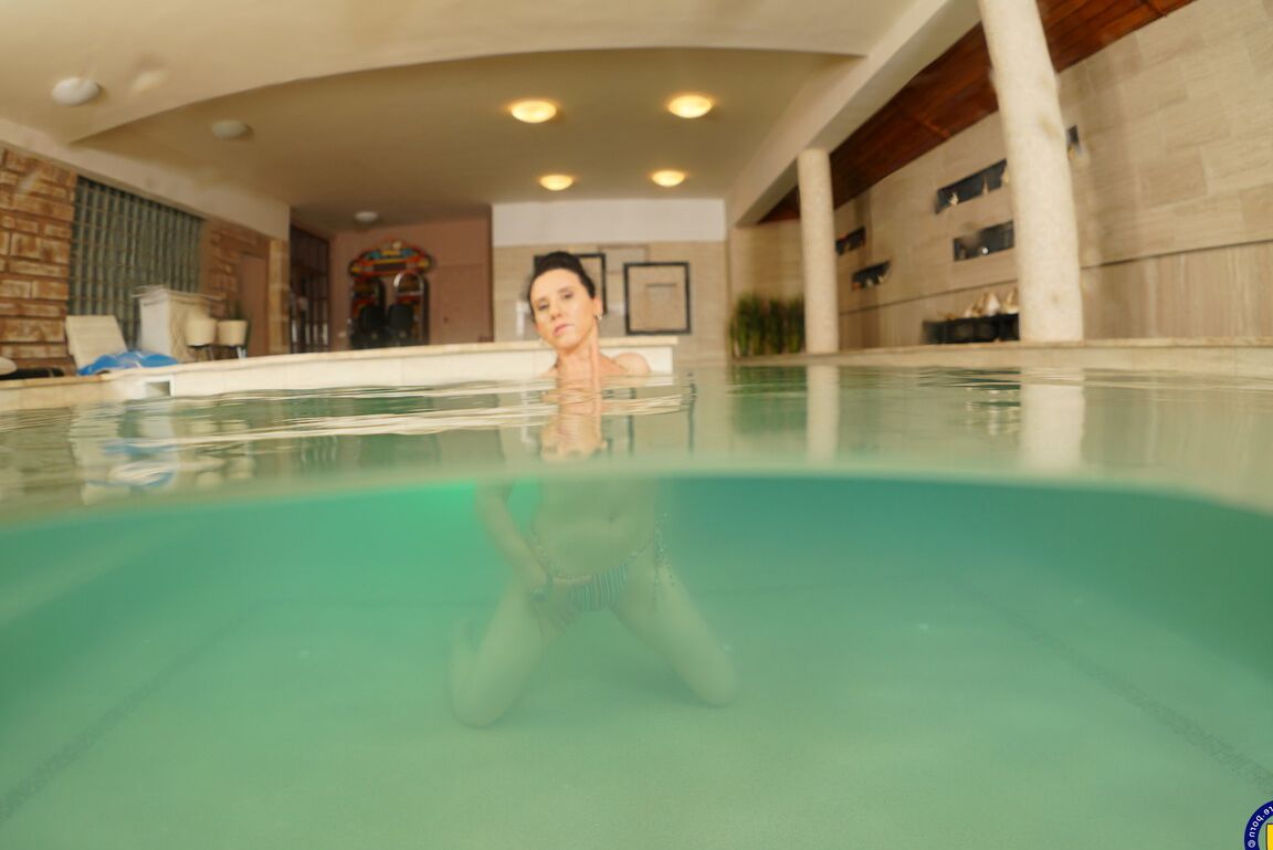 21P Karis madura com tesão e a adolescente gostosa Sofia Siena exibem suas curvas à beira da piscina