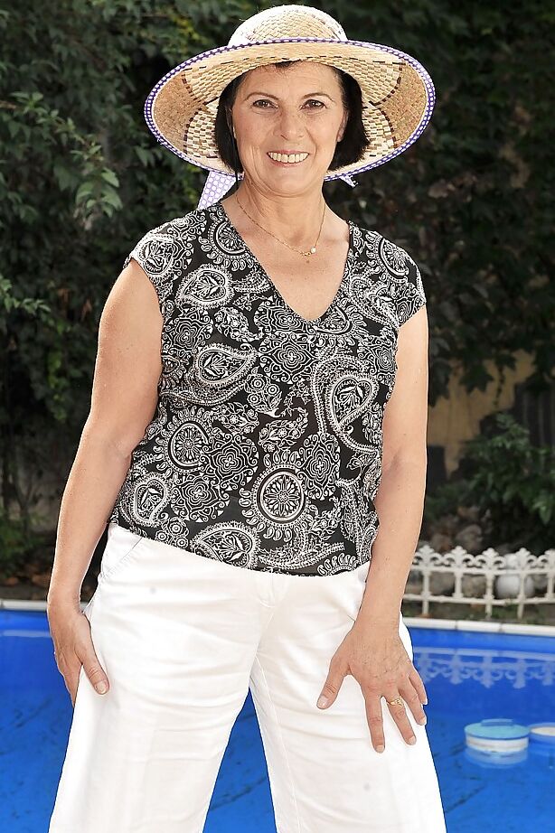 14P Madura morena gorda desnudándose en la piscina