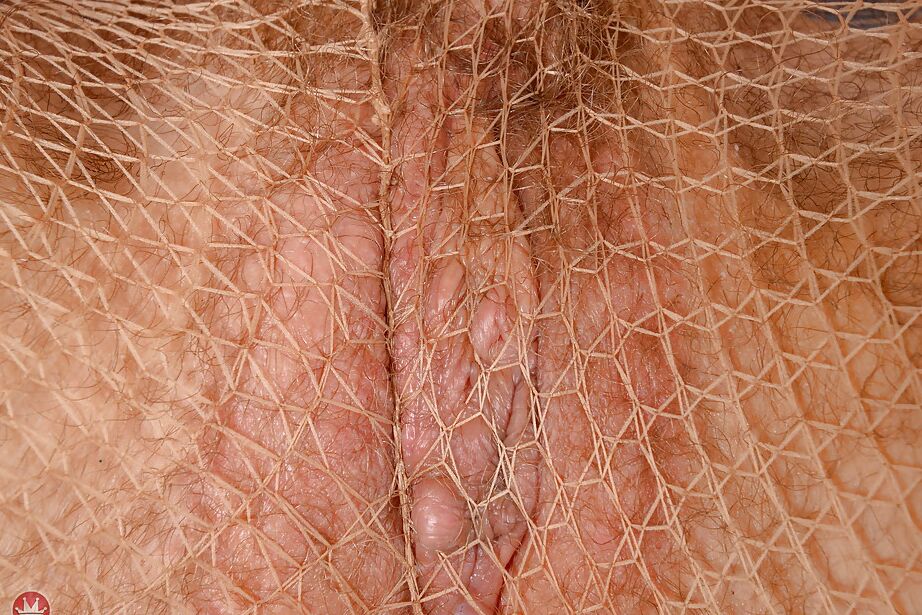 16P Leggy experiente ruiva Leona espalhando buceta rosa peluda