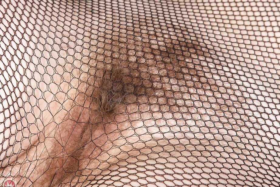 16P Dama mais velha e peluda Artimesia exibindo pelos de buceta sob meias de malha