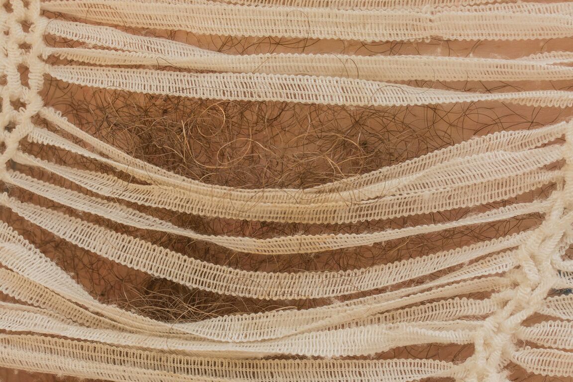 21P Mamá amateur de pelo rizado y axilas peludas Leona hace alarde de su arbusto al aire libre