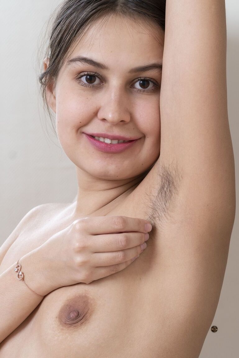 16P Le modèle amateur Eva Black découvre des fosses à fourrure avant de jouer avec son buisson