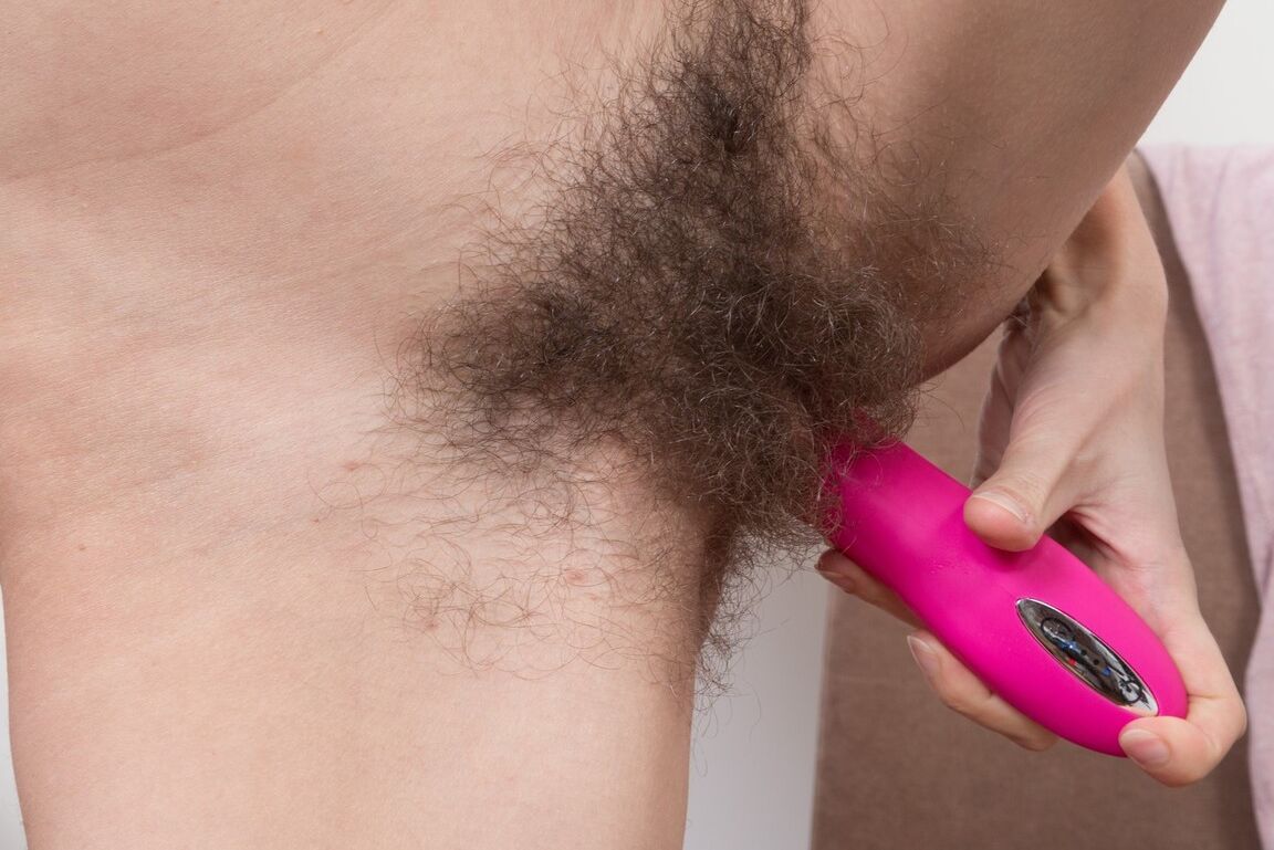 16P La cachonda Efina, vestida con gafas, se mete un consolador rosa en su coño peludo en primer plano