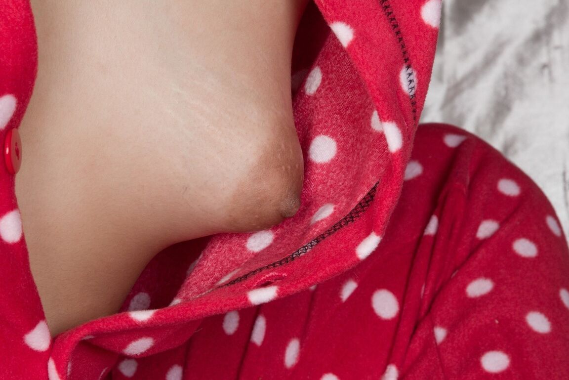 16P Petite Maria Maldes brinca e toca sua doce vagina peluda