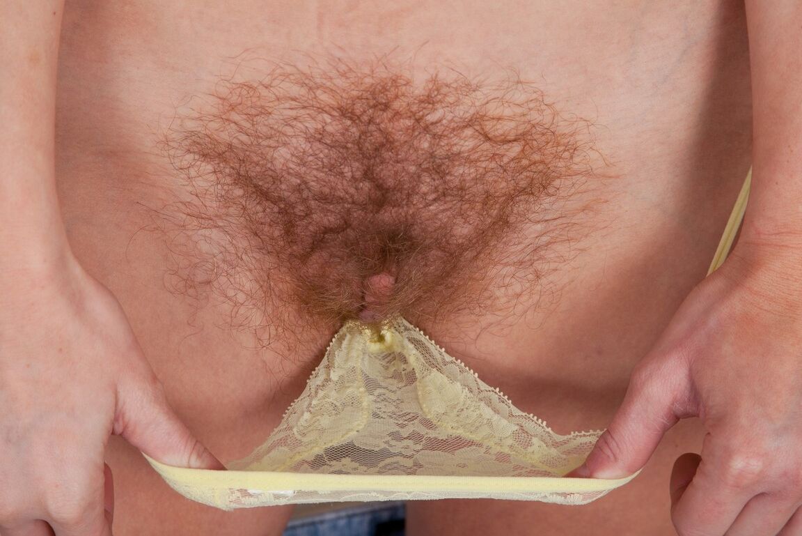 16P Ashleigh McKenzie, femme mature, enlève sa culotte en dentelle pour écarter sa chatte poilue.