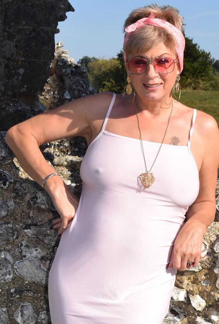 16P Dame mature Dimonty expose ses seins et sa chatte sur un site historique