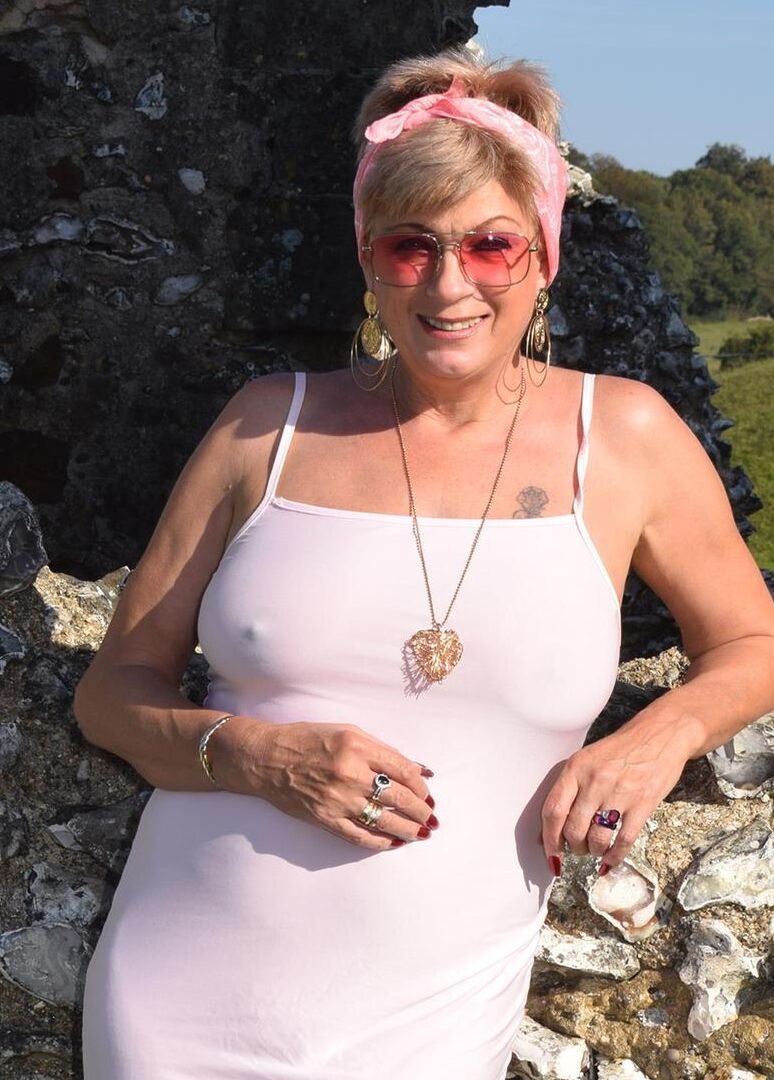 16P Dame mature Dimonty expose ses seins et sa chatte sur un site historique