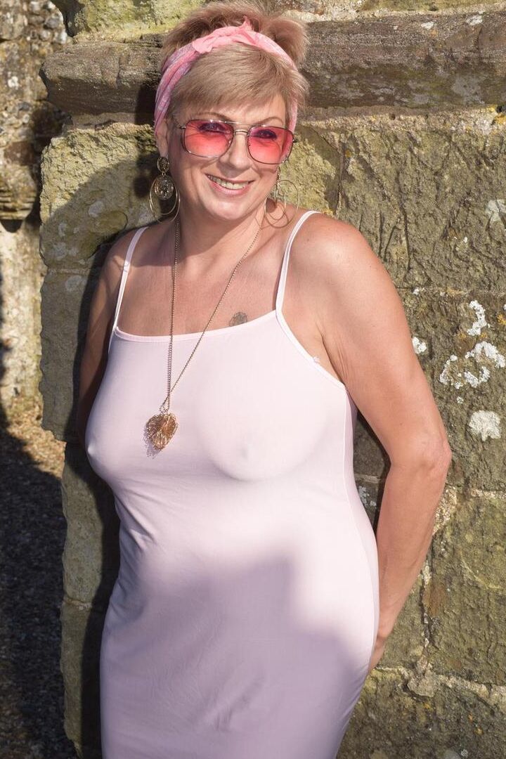 16P Dame mature Dimonty expose ses seins et sa chatte sur un site historique
