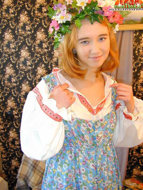 18P Adolescente russa usa uma coroa de flores enquanto se masturba em um vestido longo