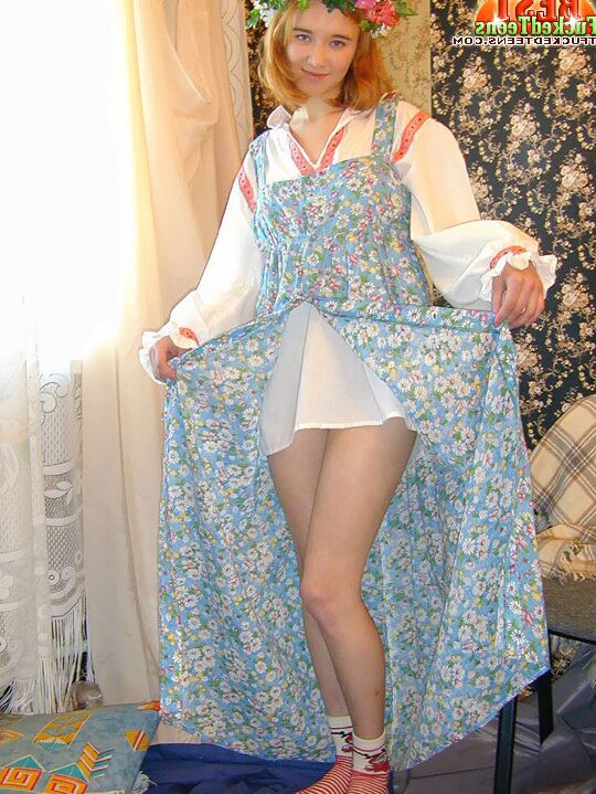 18P Adolescente russa usa uma coroa de flores enquanto se masturba em um vestido longo