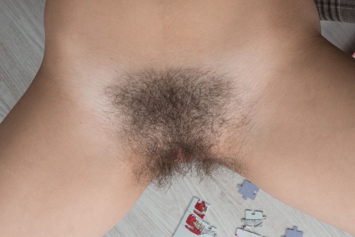 16P A jovem quebra-cabeças excitada Pavla sorri enquanto mostra sua buceta extremamente peluda