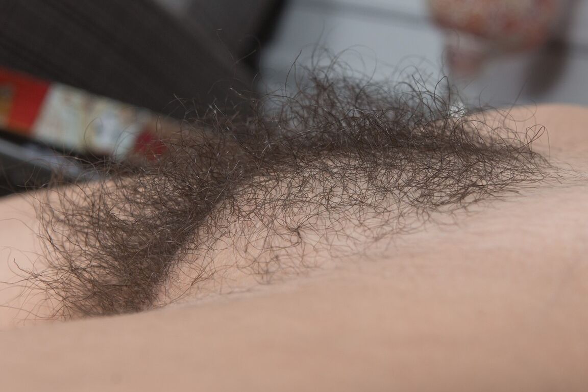16P A jovem quebra-cabeças excitada Pavla sorri enquanto mostra sua buceta extremamente peluda