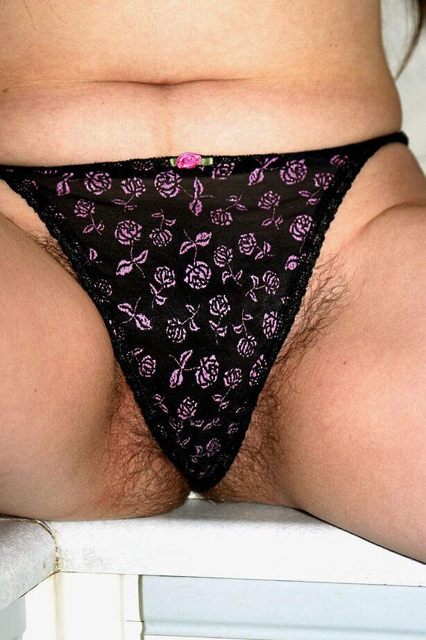 16P Latina amateur aux cheveux bruns, Dawn taquine sa chatte poilue