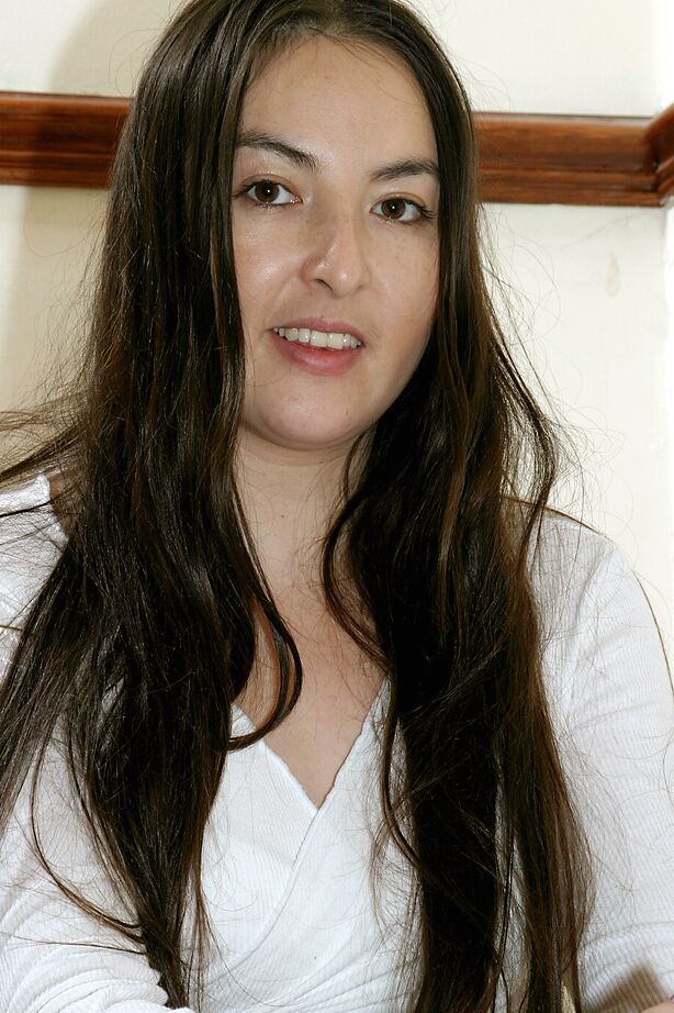 La latina 16P Dawn muestra sus pequeñas tetas mientras está de rodillas
