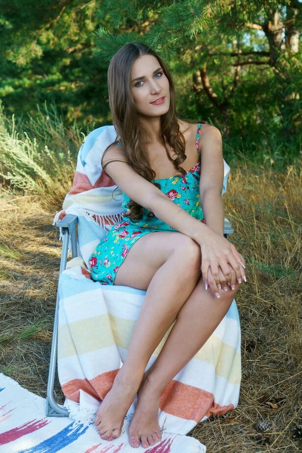 18P La caliente adolescente Elina revela sus sexys tetas y su vagina recortada en la naturaleza