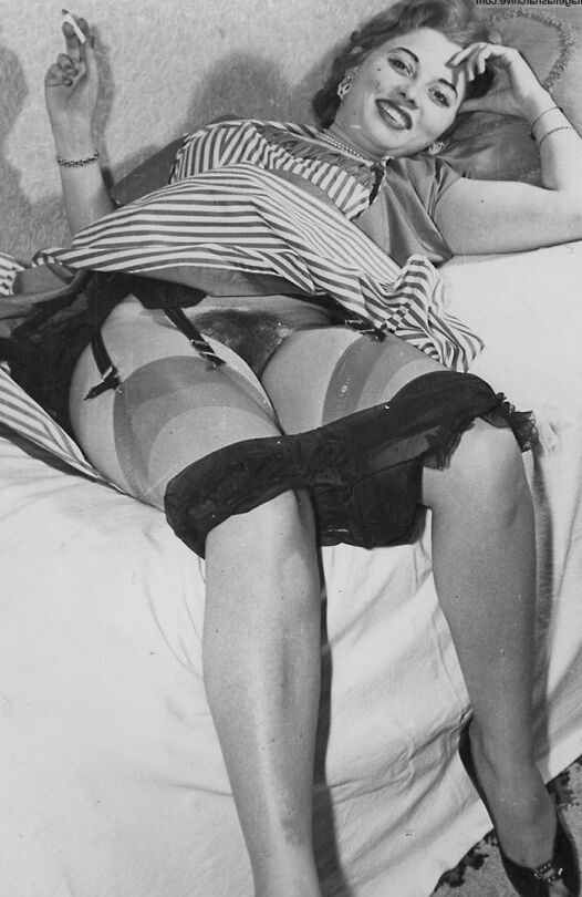 12P Estrelas porno vintage sexy abrindo as pernas em meias para mostrar bucetas peludas