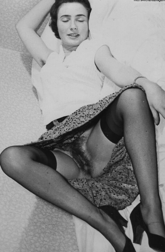 12P Estrelas porno vintage sexy abrindo as pernas em meias para mostrar bucetas peludas