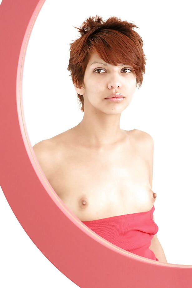 16P Das kurzhaarige rothaarige Amateur-Latina-Babe Tara entblößt winzige Titten und einen Biber