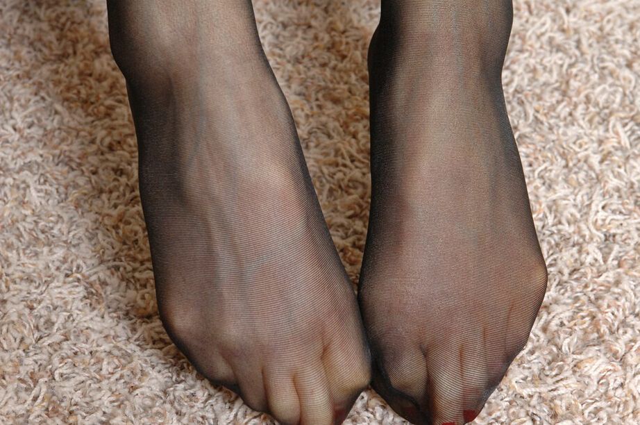 16P Criada madura lujuriosa exponiendo sus pies cubiertos de nailon y su coño peludo