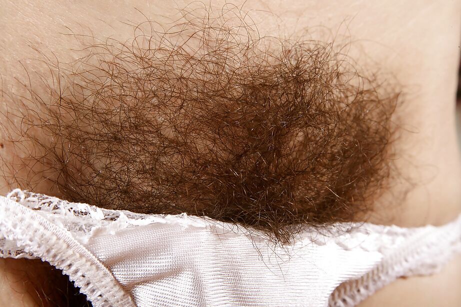 16P Mujer mayor con culo grande abre su coño peludo en nuevos primeros planos