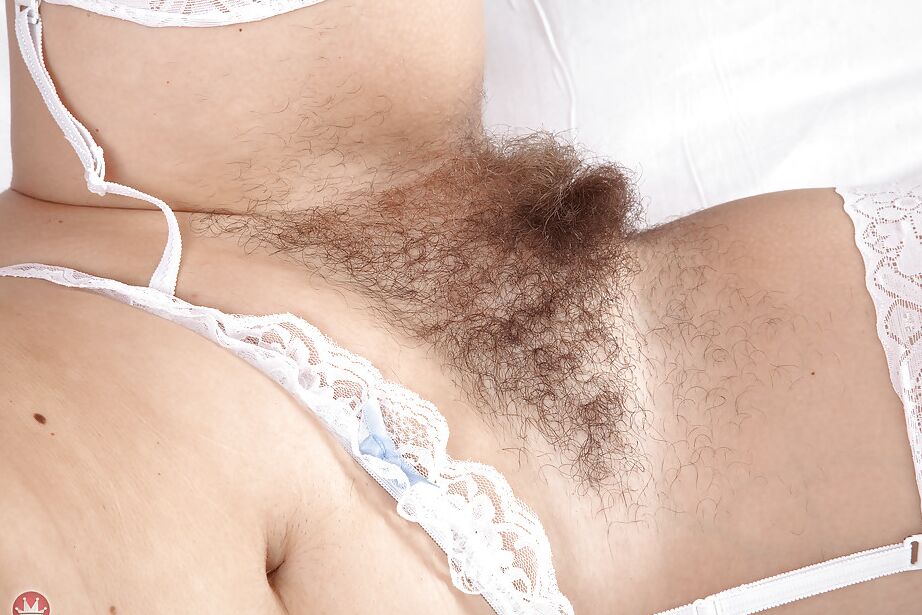 16P Modelo solo experiente Lacey exibindo buceta totalmente natural em meias brancas