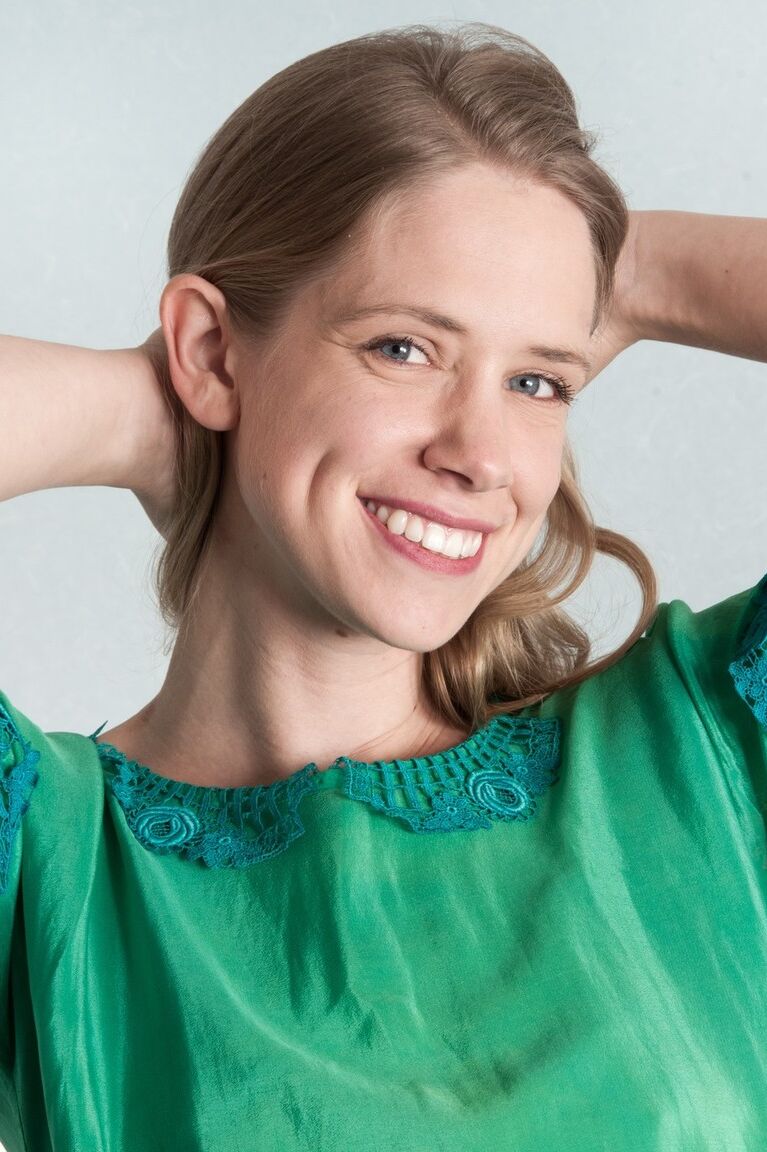 16P Smiley modelo April pellizca los pezones duros
