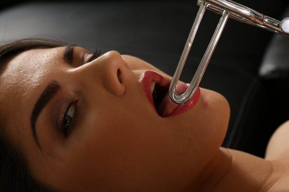 16P Hot girl Francesca DiCaprio spreads her pussy with forceps until the pee flows
