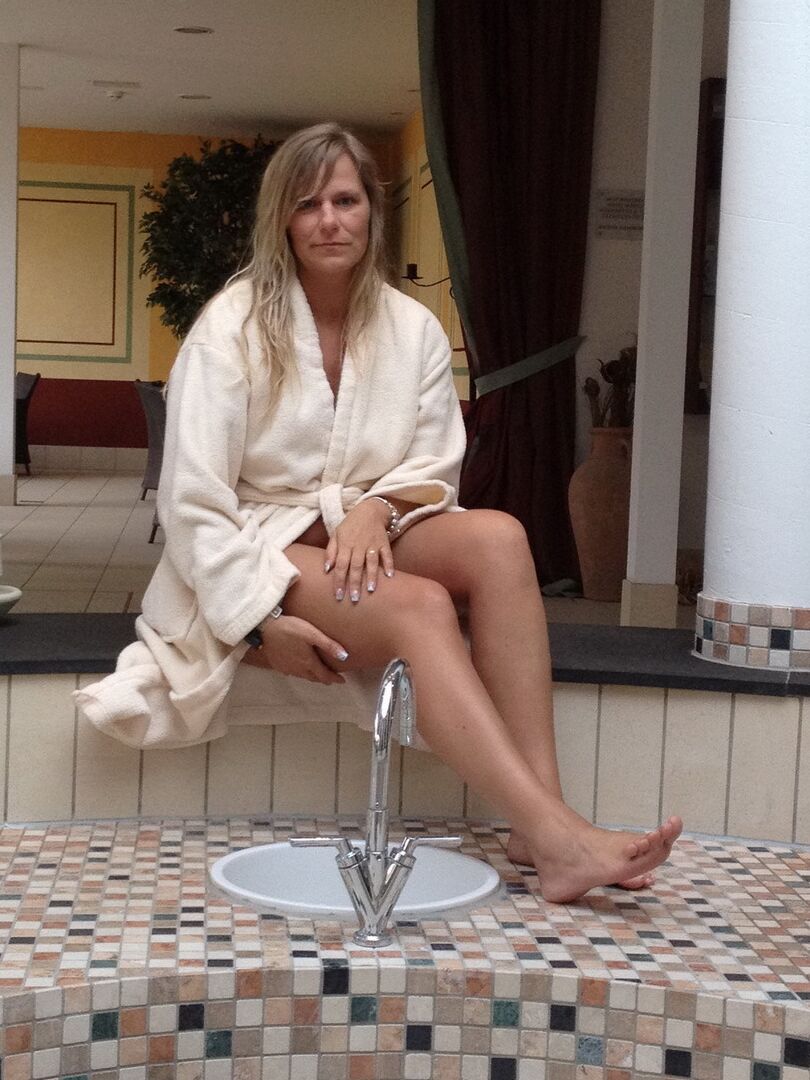 16P Loira amadora Sweet Susi fica totalmente nua em um banheiro opulento
