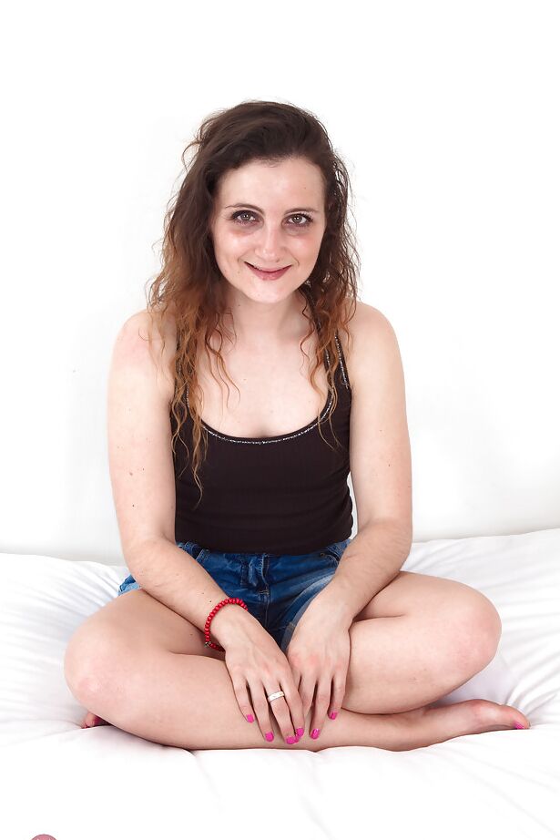 16P Mulher madura descalça Khalisa mostra longos cabelos peludos de castor