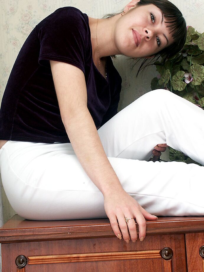 16P 楽しい可愛い子タシャが青いパンティーを脱いで毛むくじゃらのスナッチを見せる