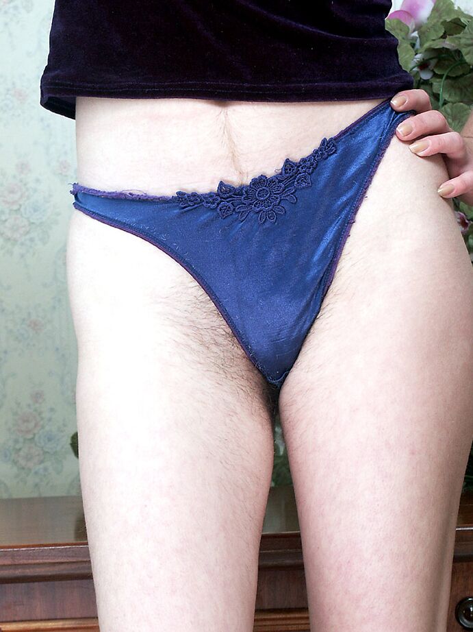 16P 楽しい可愛い子タシャが青いパンティーを脱いで毛むくじゃらのスナッチを見せる