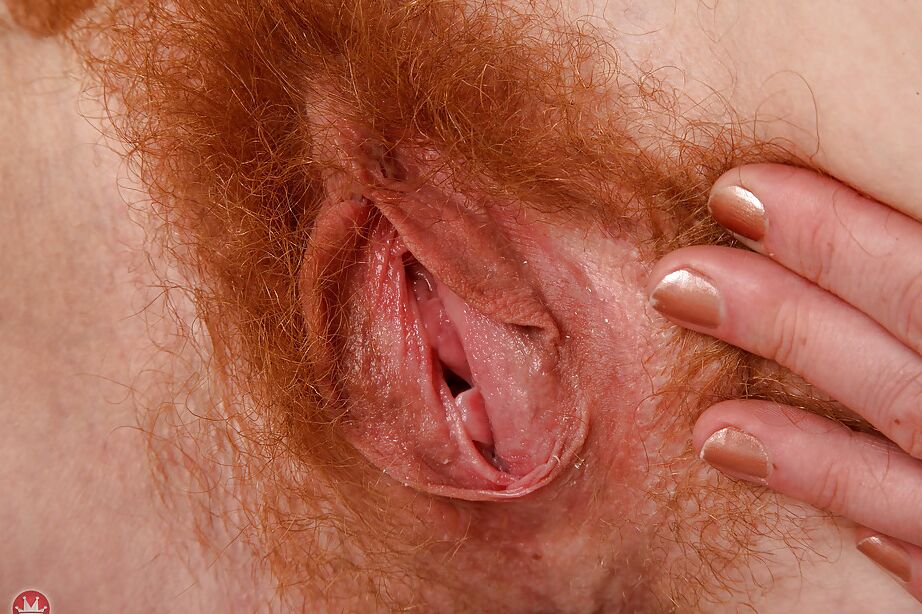 16P Esposa mayor de 30 ana molly mostrando sus axilas peludas y su vagina de cerca