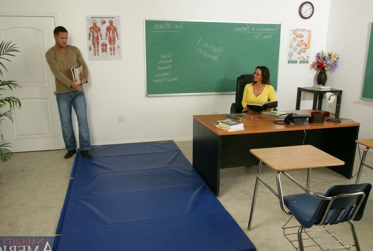 16P Professora madura Persia Monir desnuda corpo curvilíneo e fode com força
