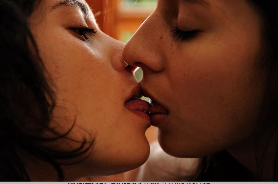 16P Jeunes lesbiennes Chela