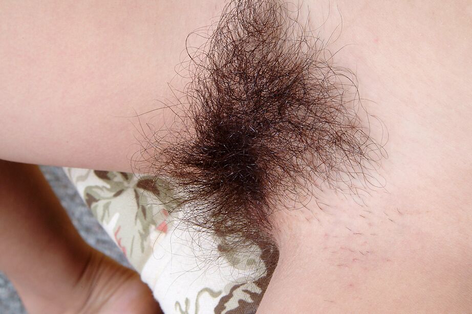 Los jugosos labios vaginales de 16P Latina Nancy están rodeados por su espeso arbusto peludo