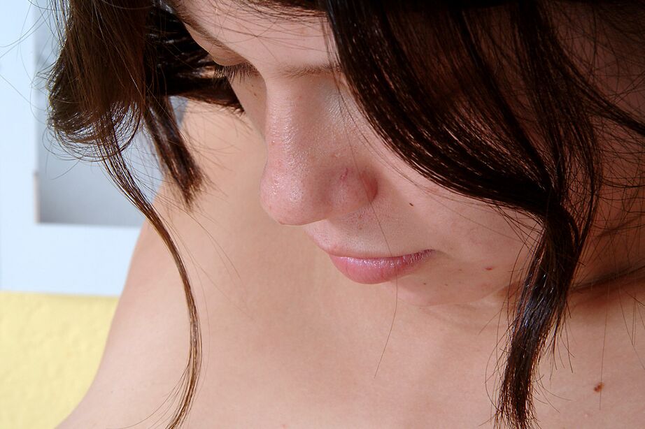 Los jugosos labios vaginales de 16P Latina Nancy están rodeados por su espeso arbusto peludo