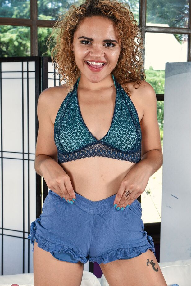 16P La latina solitaria Aviana Lace dobla sus labios vaginales hacia atrás después de desnudarse